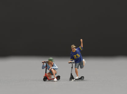 Couple and scooter  figurine handpaint high detail 1:18 to HO scale