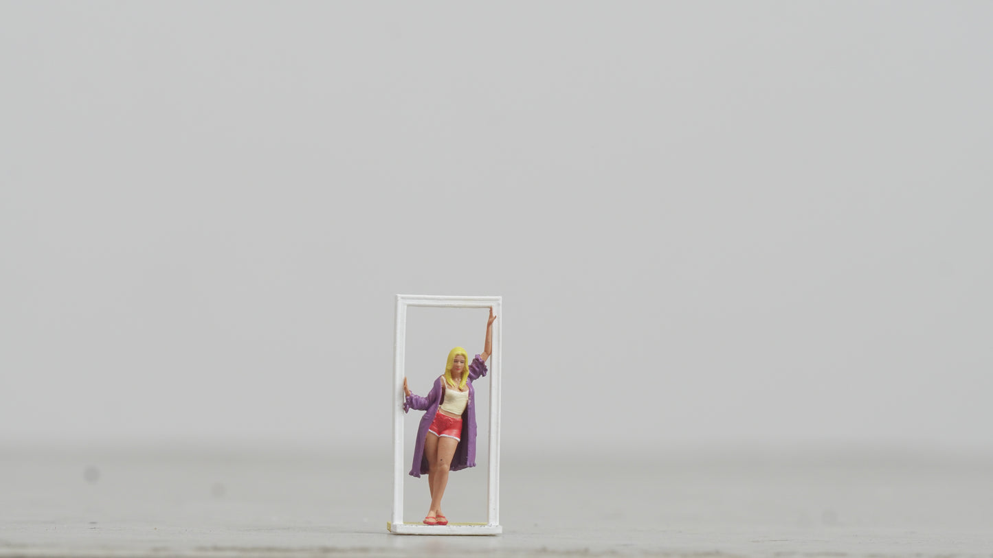 Girl leaning against the door figure handpaint high detail 1:18 to HO scale A213