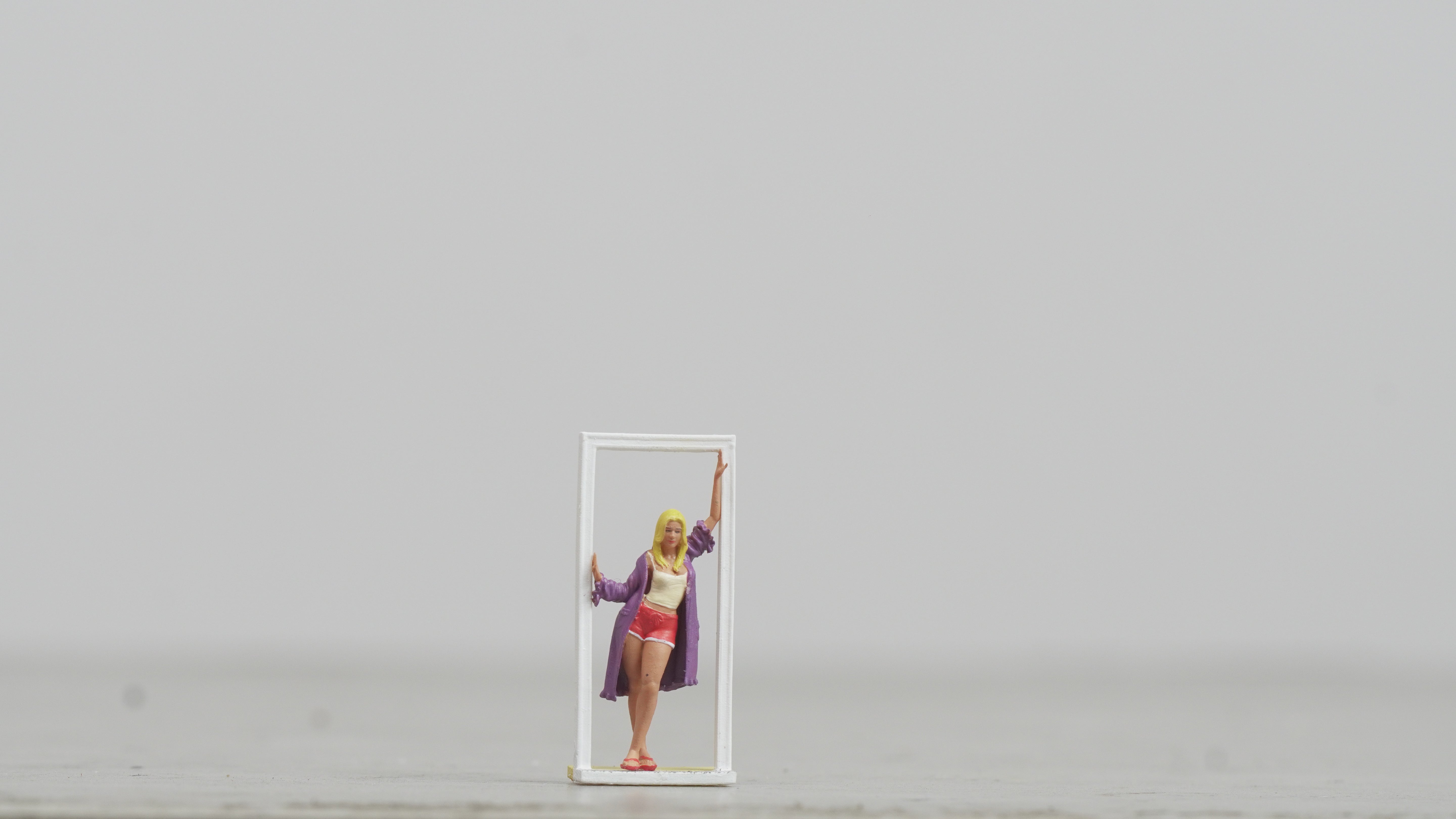 Girl leaning against the door figure handpaint high detail 1:18 to HO scale