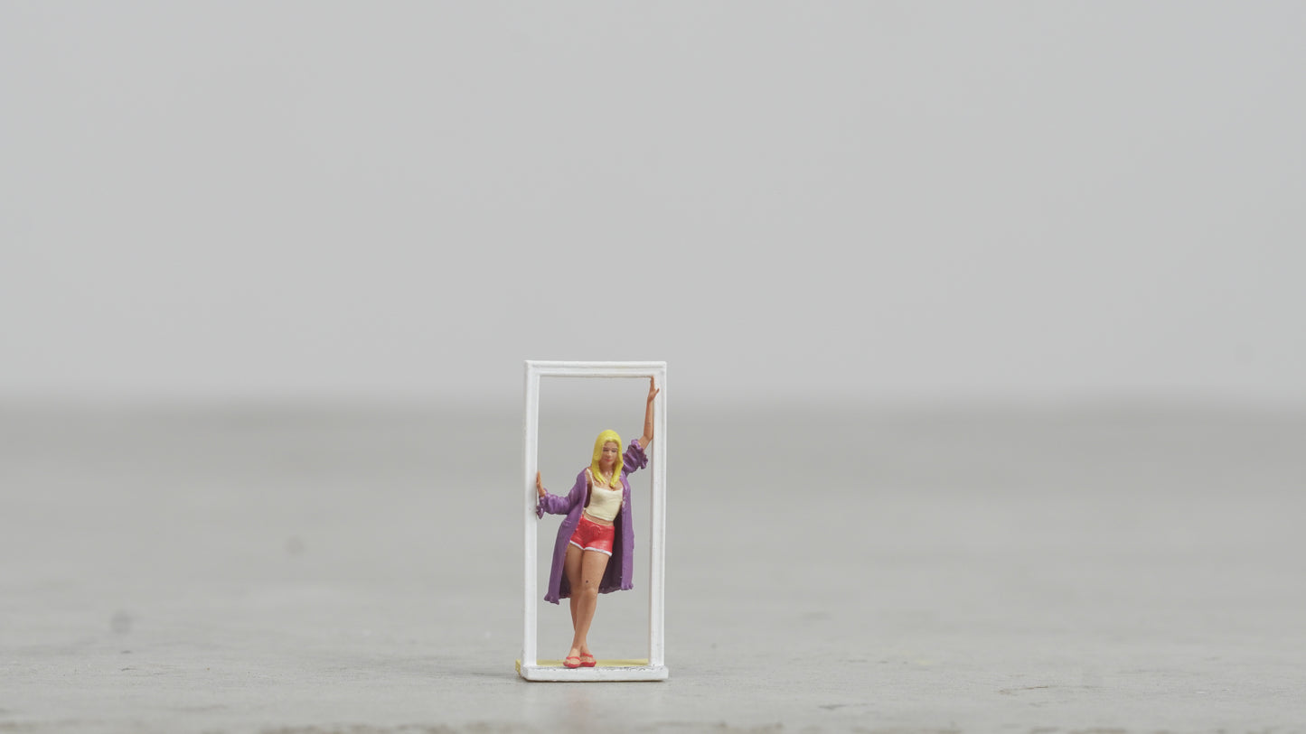 Girl leaning against the door figure handpaint high detail 1:18 to HO scale A213