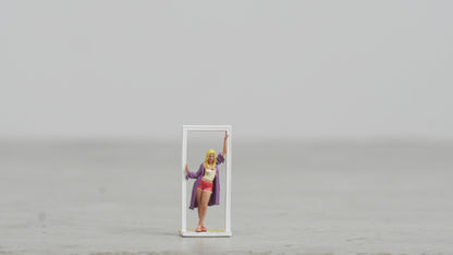 Girl leaning against the door figure handpaint high detail 1:18 to HO scale A213