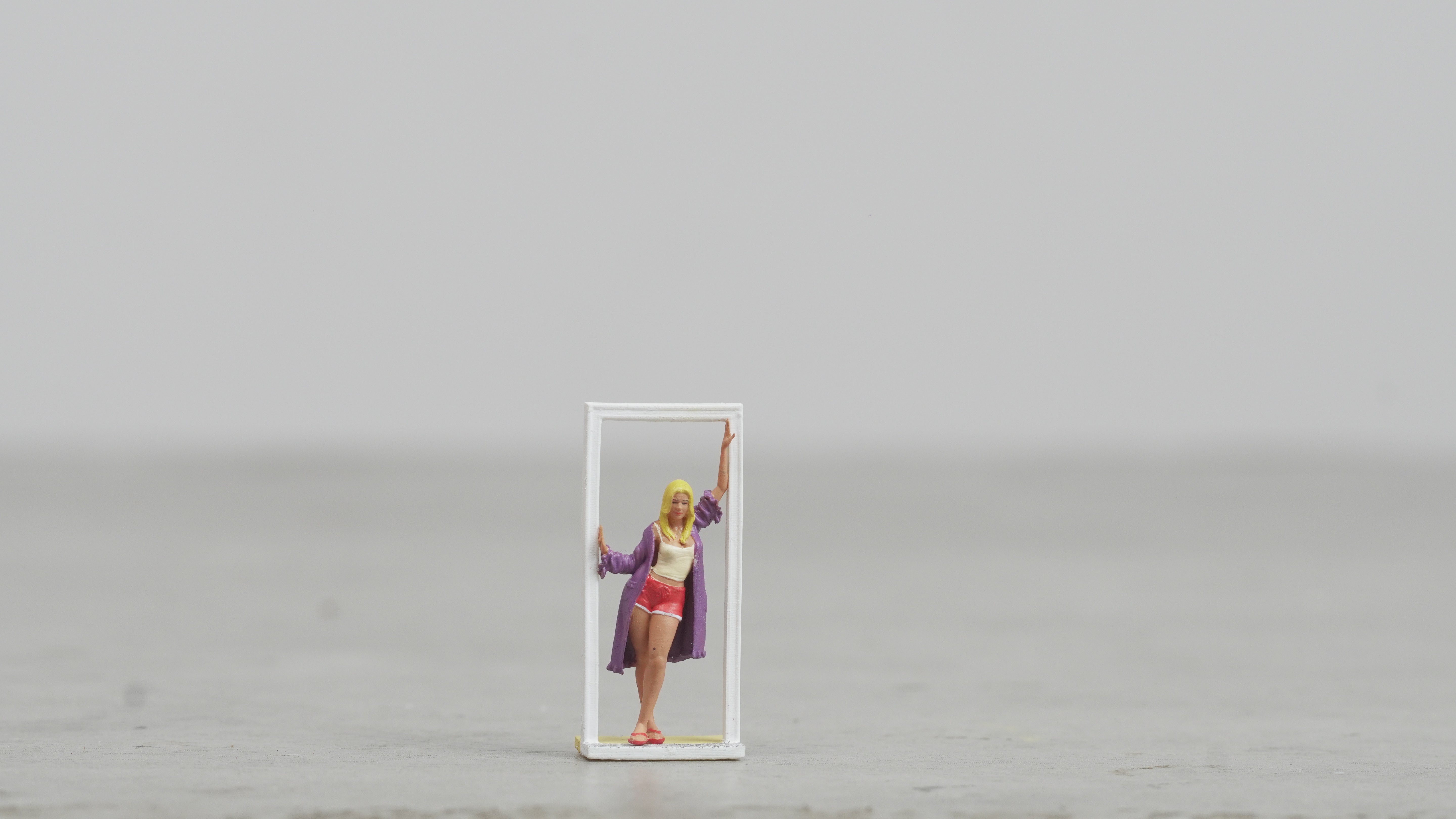 Girl leaning against the door figure handpaint high detail 1:18 to HO scale