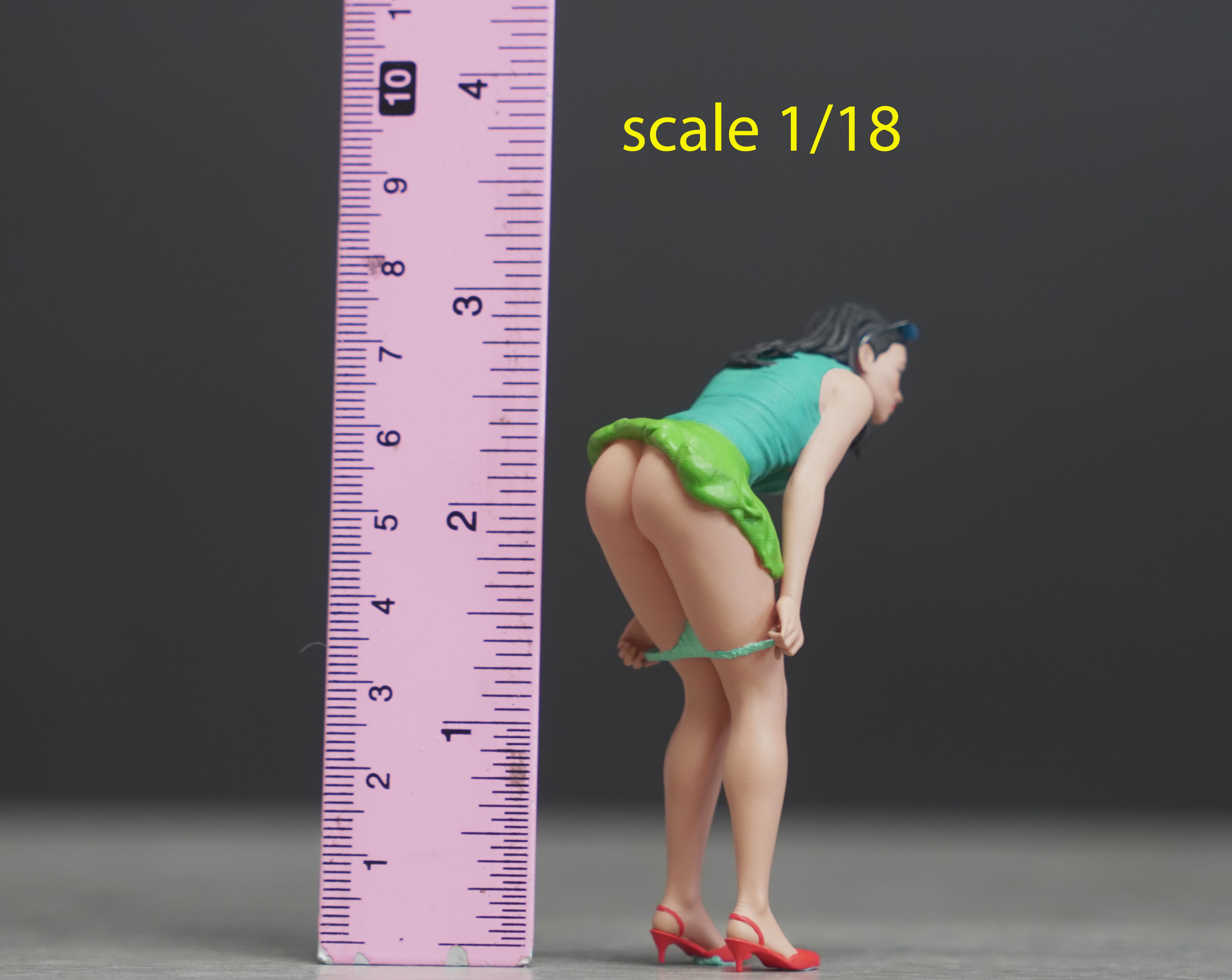 Sexy girl pulls down her pants figure  HO 1/64 1/43 1/24 1/18 Scale handpaint high detail