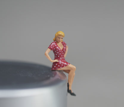 Sitting Girl figure handpaint high detail 1:18 to HO scale