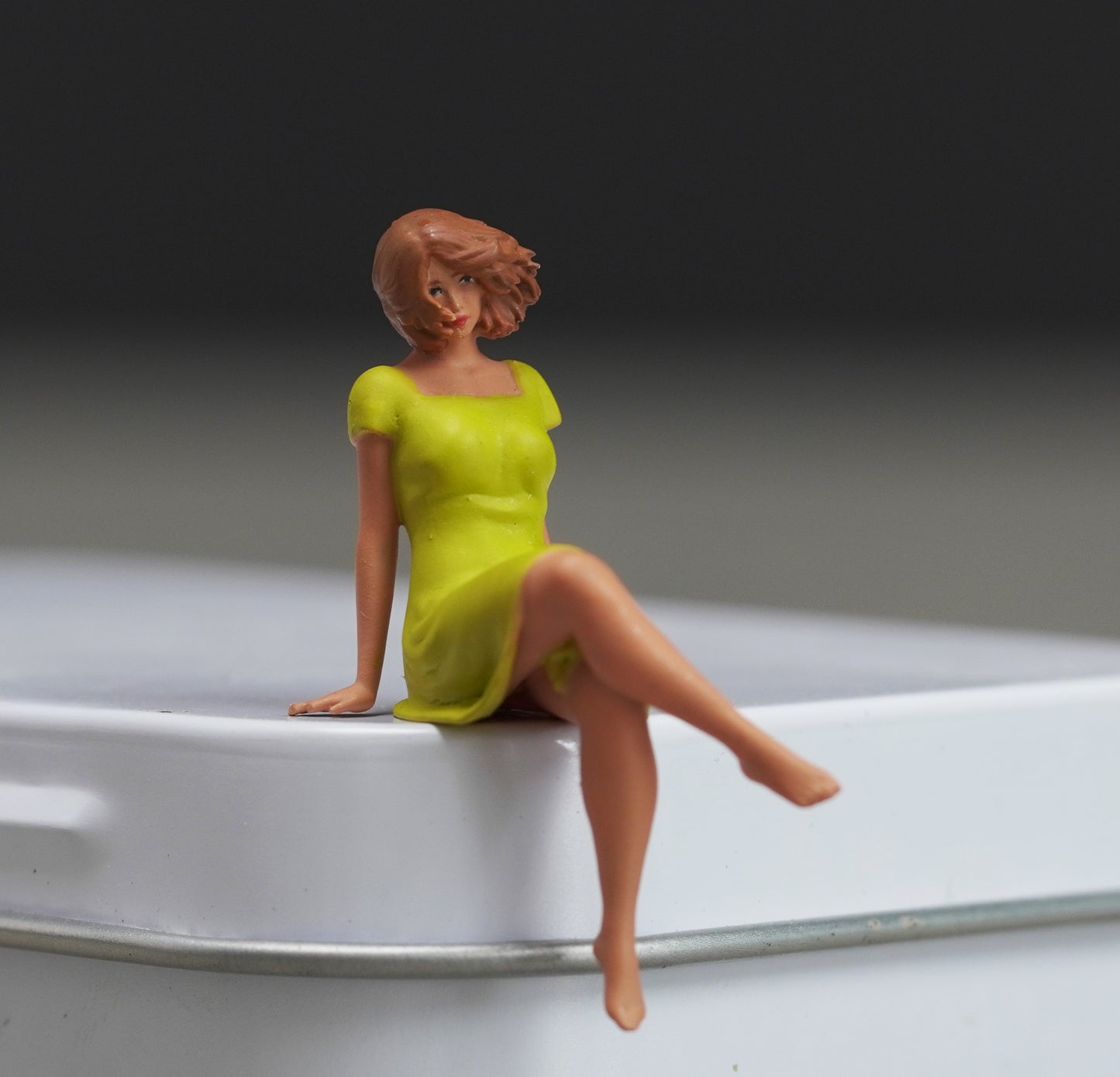 Windy dress girl figurine handpaint high detail 1:18 to HO scale