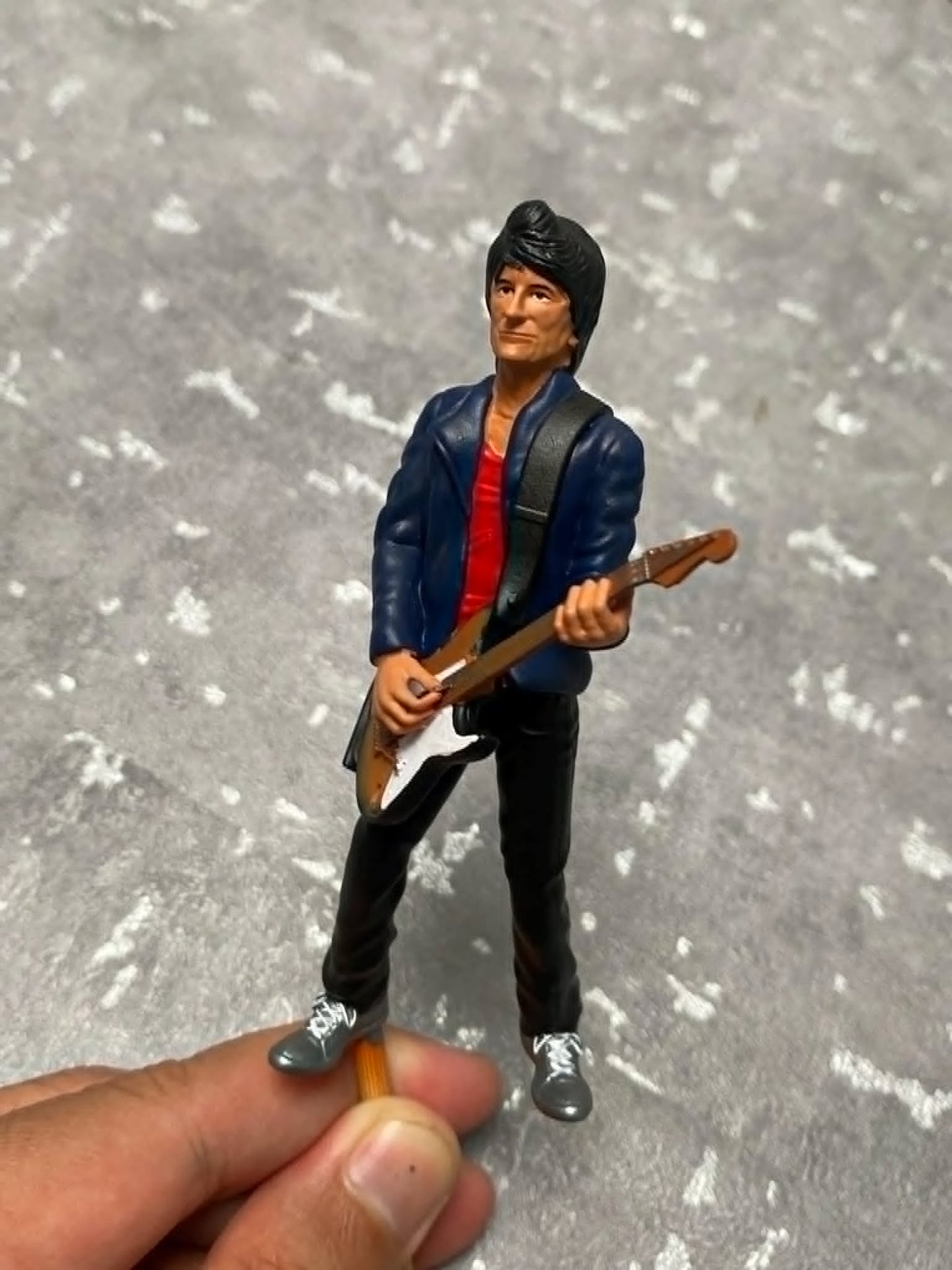 ronnie rock guitarist l figurine handpaint high detail 1:18 to HO scale