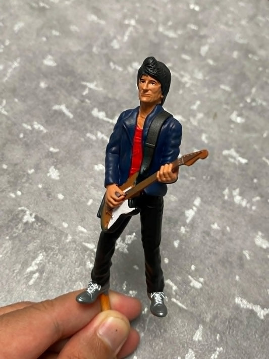 ronnie rock guitarist l figurine handpaint high detail 1:18 to HO scale