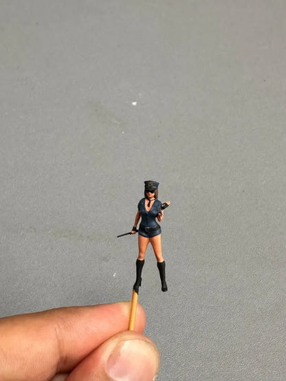 Police girl  figurine handpaint high detail 1:18 to HO scale