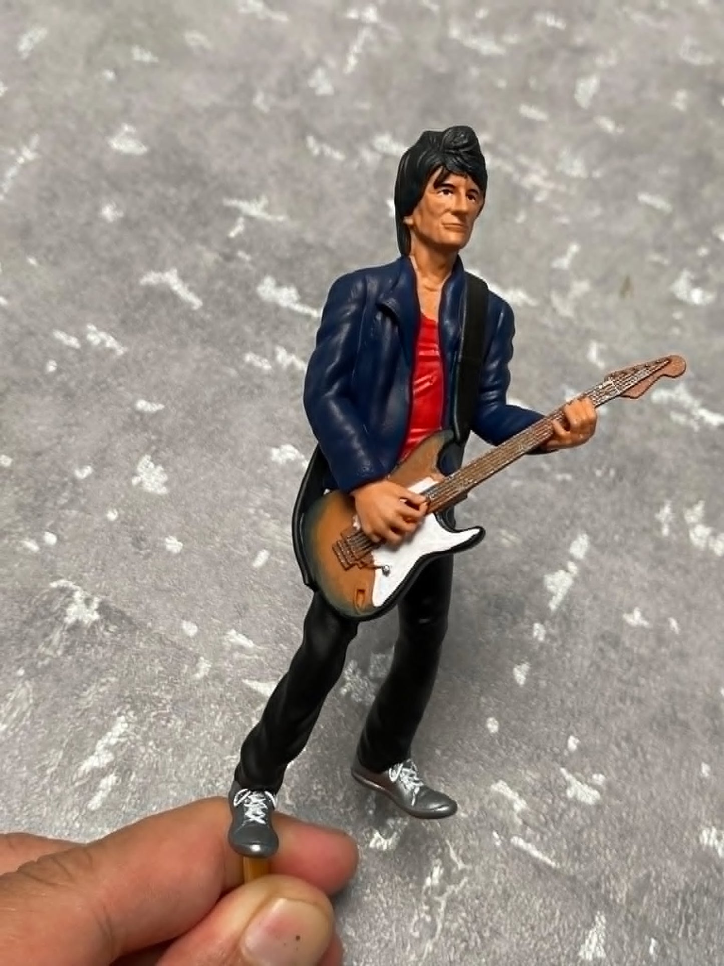 ronnie rock guitarist l figurine handpaint high detail 1:18 to HO scale