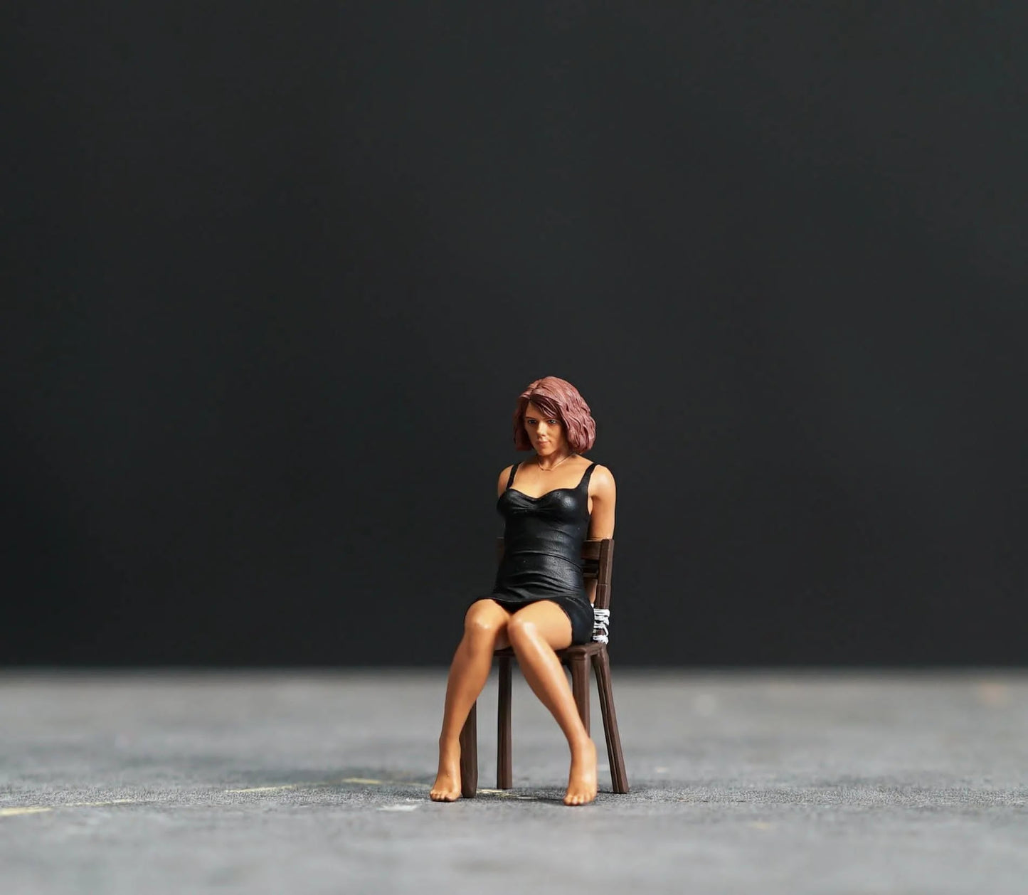 Sitting girl figure handpaint high detail 1:18 to HO scale