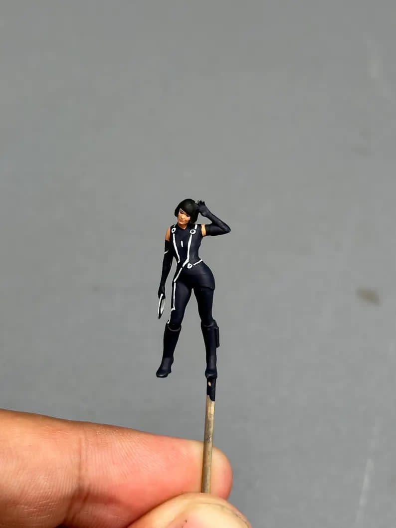 Scifi girl  figurine handpaint high detail 1:18 to HO scale