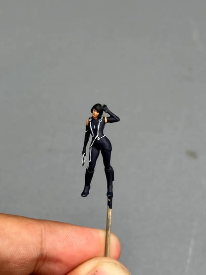 Scifi girl  figurine handpaint high detail 1:18 to HO scale