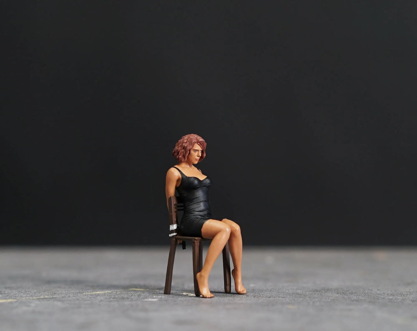 Sitting girl figure handpaint high detail 1:18 to HO scale
