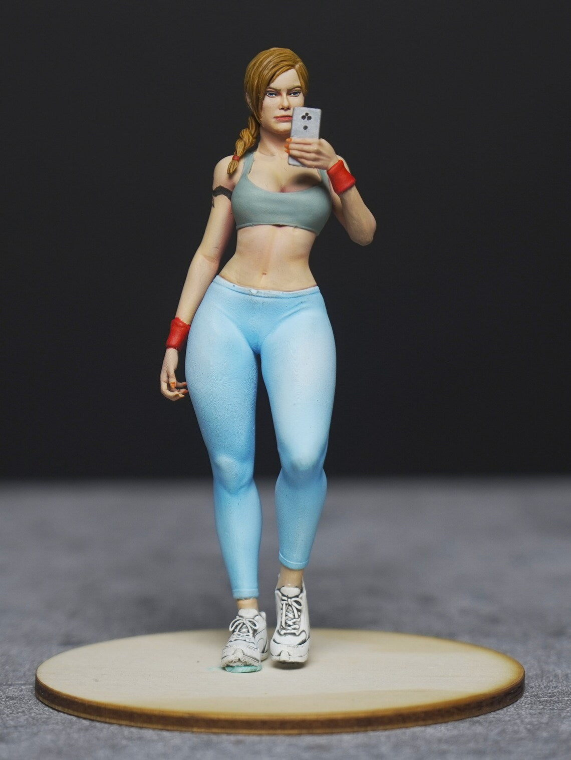 Sexy legging girl with phone figure 1:18 to HO scale handpaint high detail