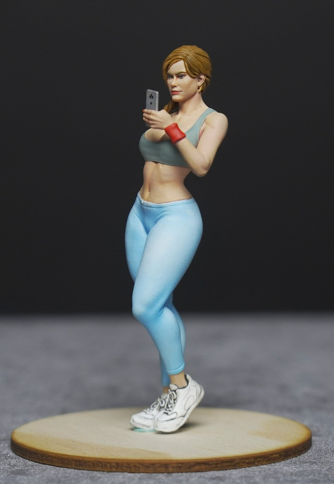Sexy legging girl with phone figure 1:18 to HO scale handpaint high detail