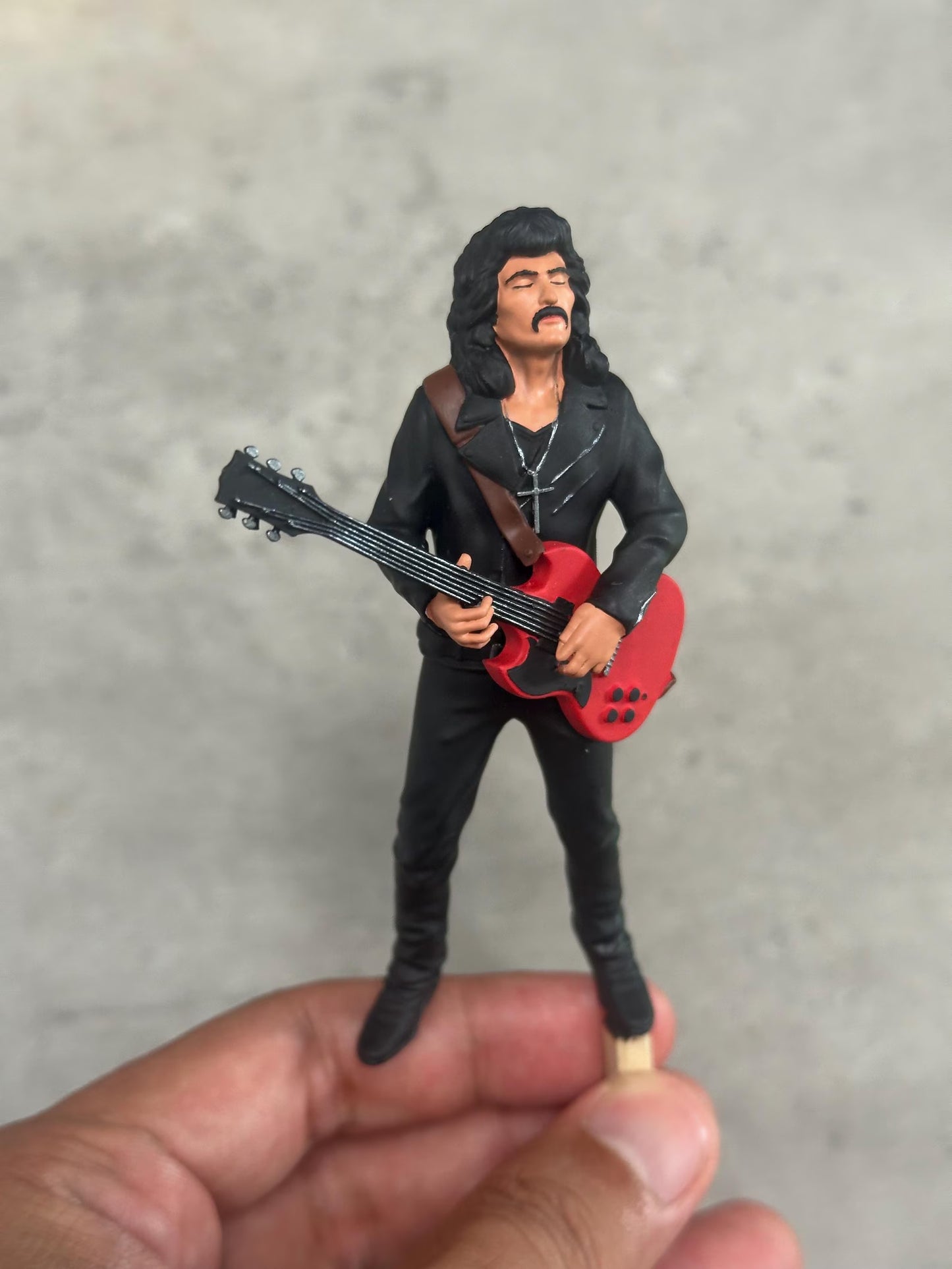 Tony rocker guitarist l figurine handpaint high detail 1:18 to HO scale