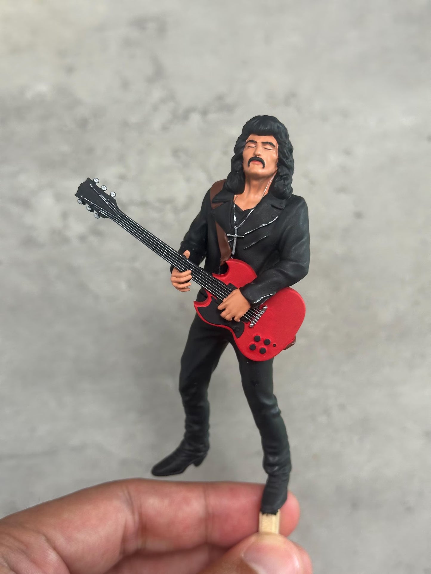 Tony rocker guitarist l figurine handpaint high detail 1:18 to HO scale