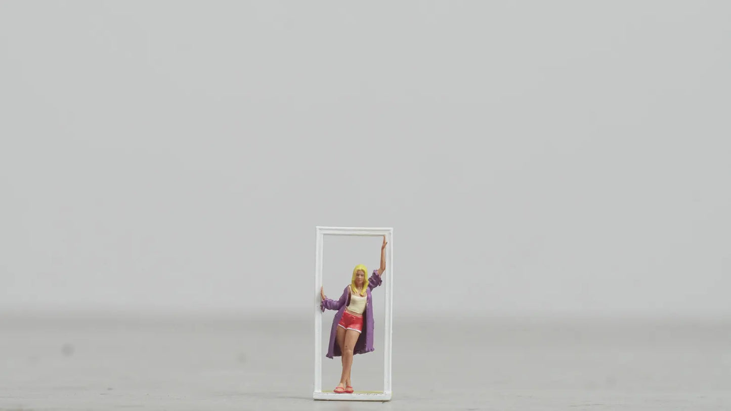 Girl leaning against the door figure HO 1/64 1/43 1/24 1/18 Scale handpaint high detail