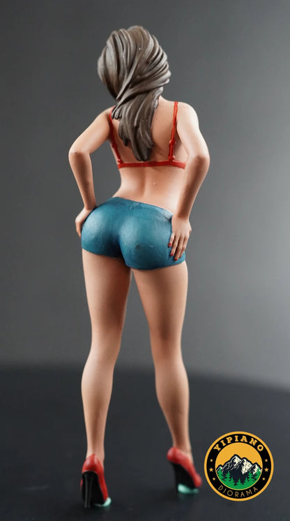 Sexy girl figure high detail handpaint 1:18 to HO scale