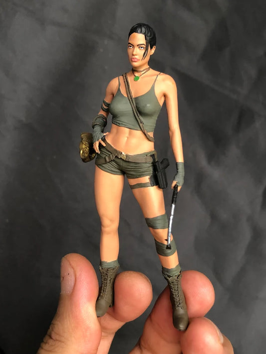 Jolie Tomb girl figure handpaint 1:18 to HO scale