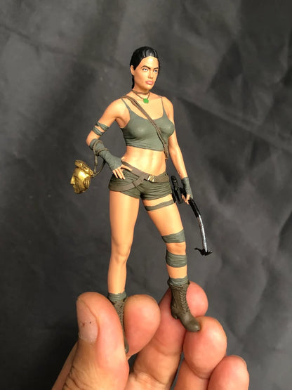 Jolie Tomb girl figure handpaint 1:18 to HO scale