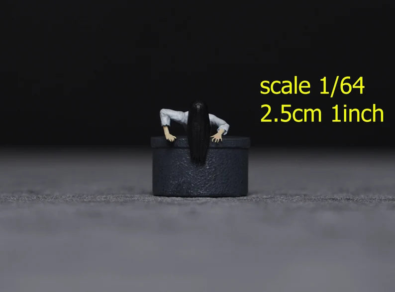 Horror girl in well figure 1:18 to HO scale handpaint high detail