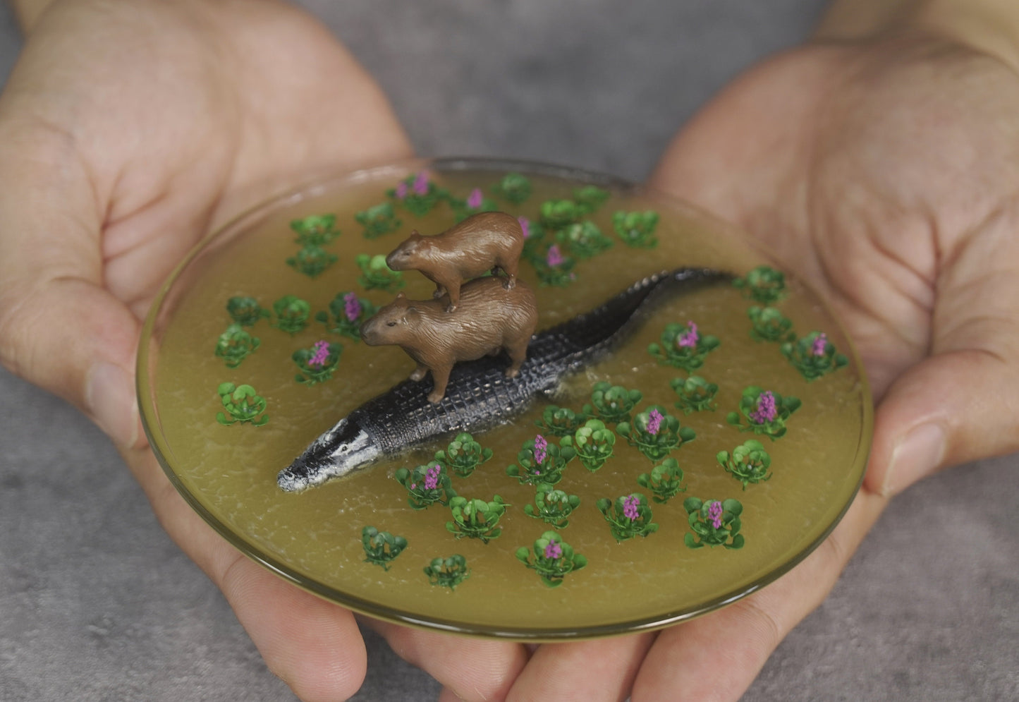Capybara riding crocodile - Mini diorama on the dish