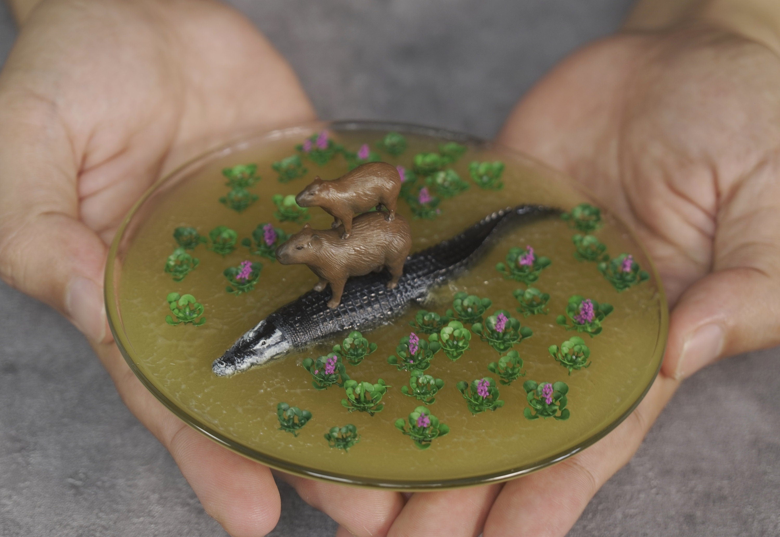 Capybara riding crocodile - Mini diorama on the dish