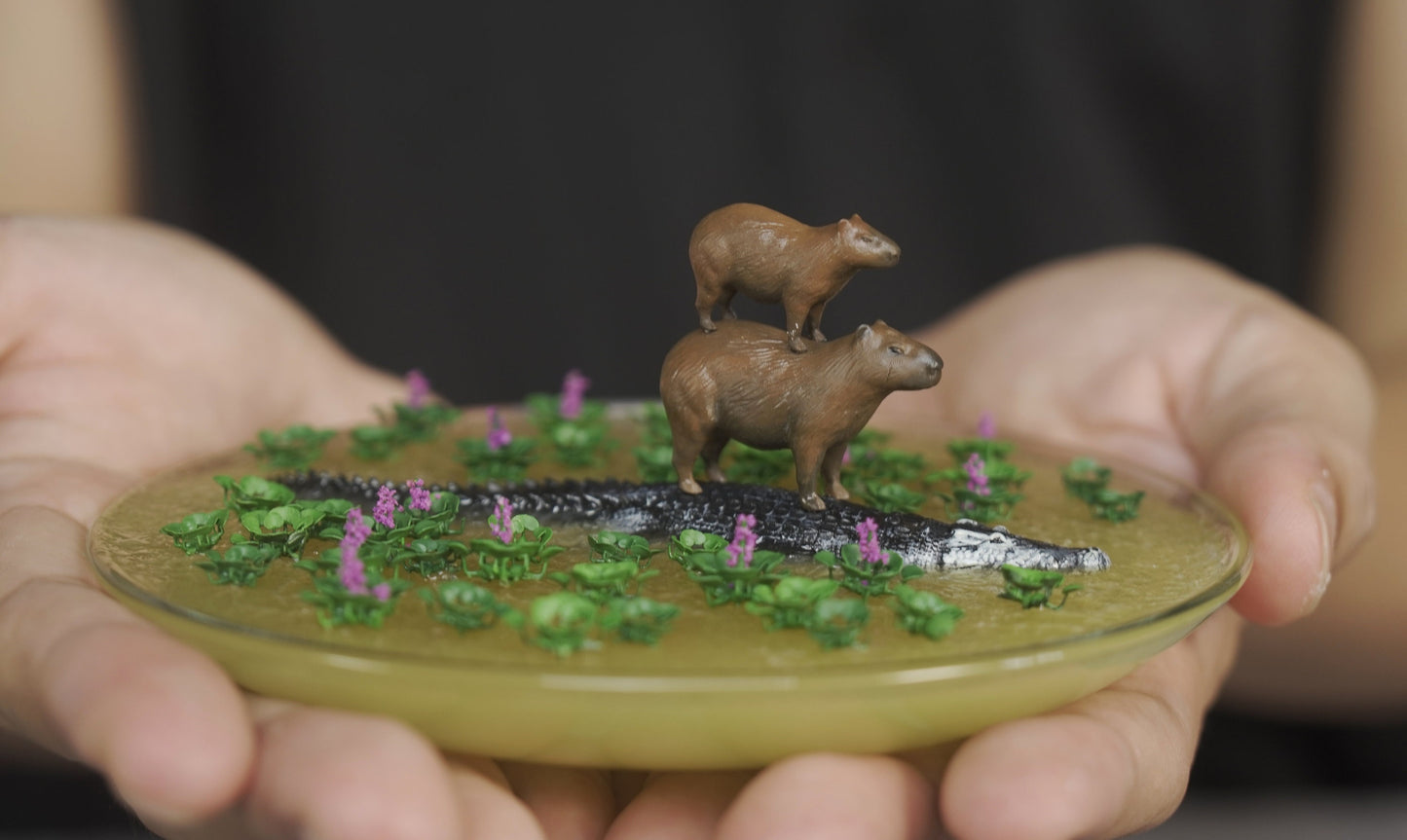 Capybara riding crocodile - Mini diorama on the dish