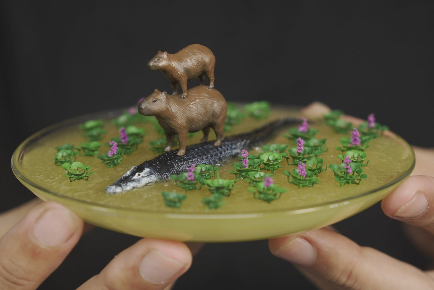 Capybara riding crocodile - Mini diorama on the dish
