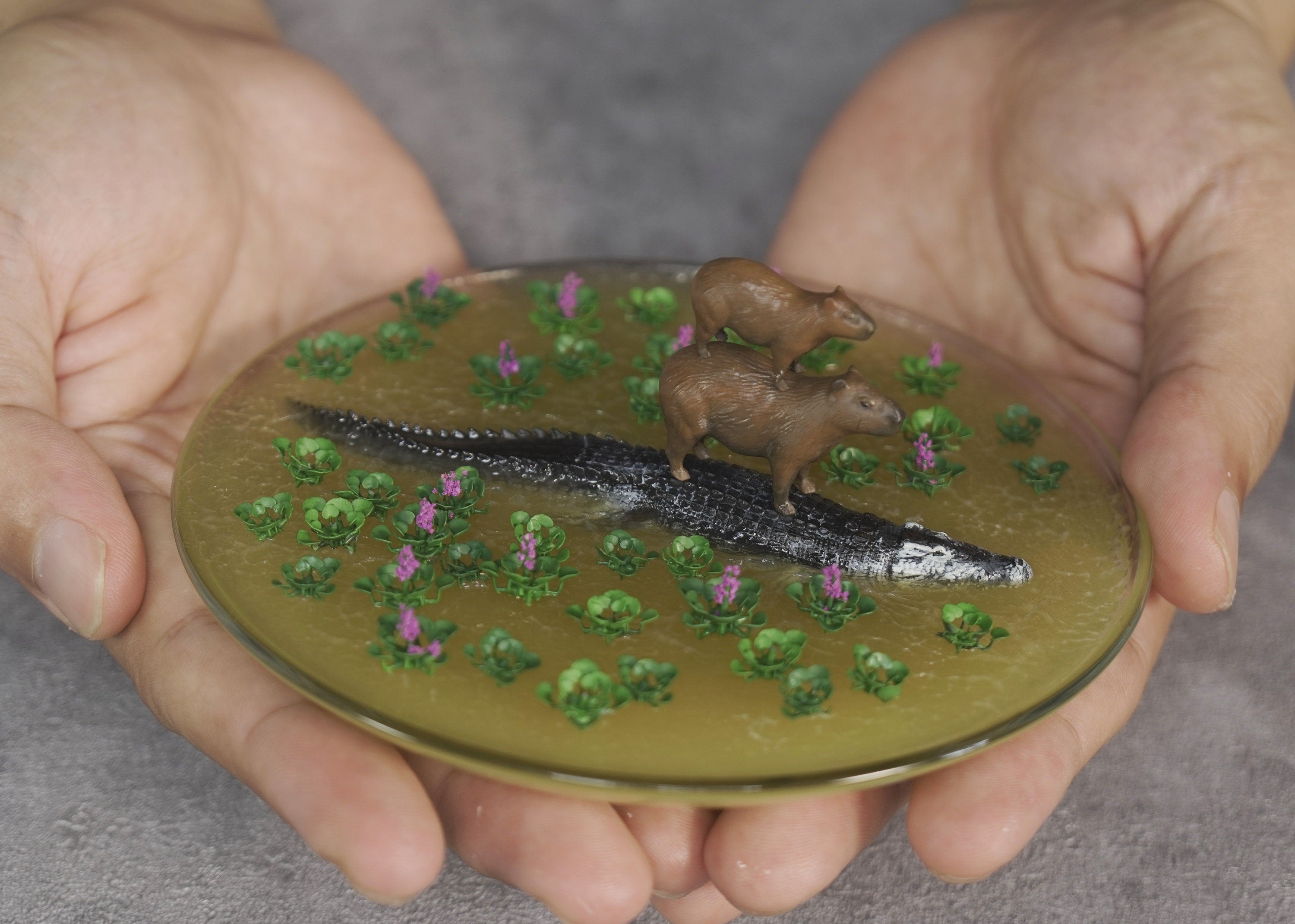 Capybara riding crocodile - Mini diorama on the dish