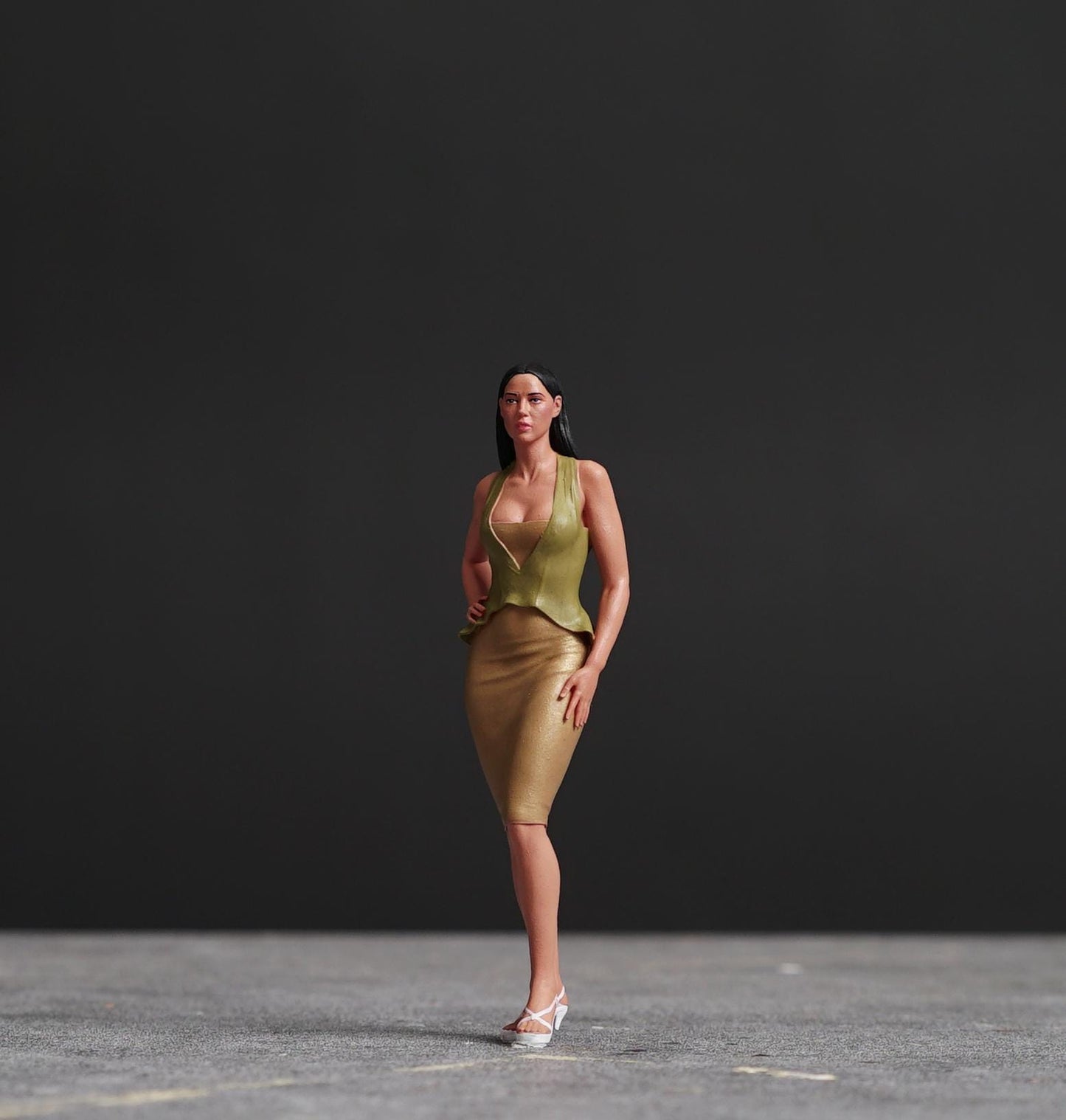 Italian woman figurine handpaint high detail 1:18 to HO scale