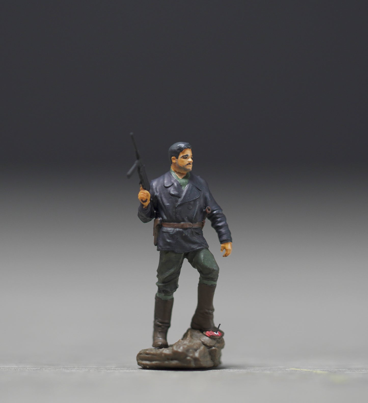 Man with gun figure handpaint high detail 1:18 to HO scale