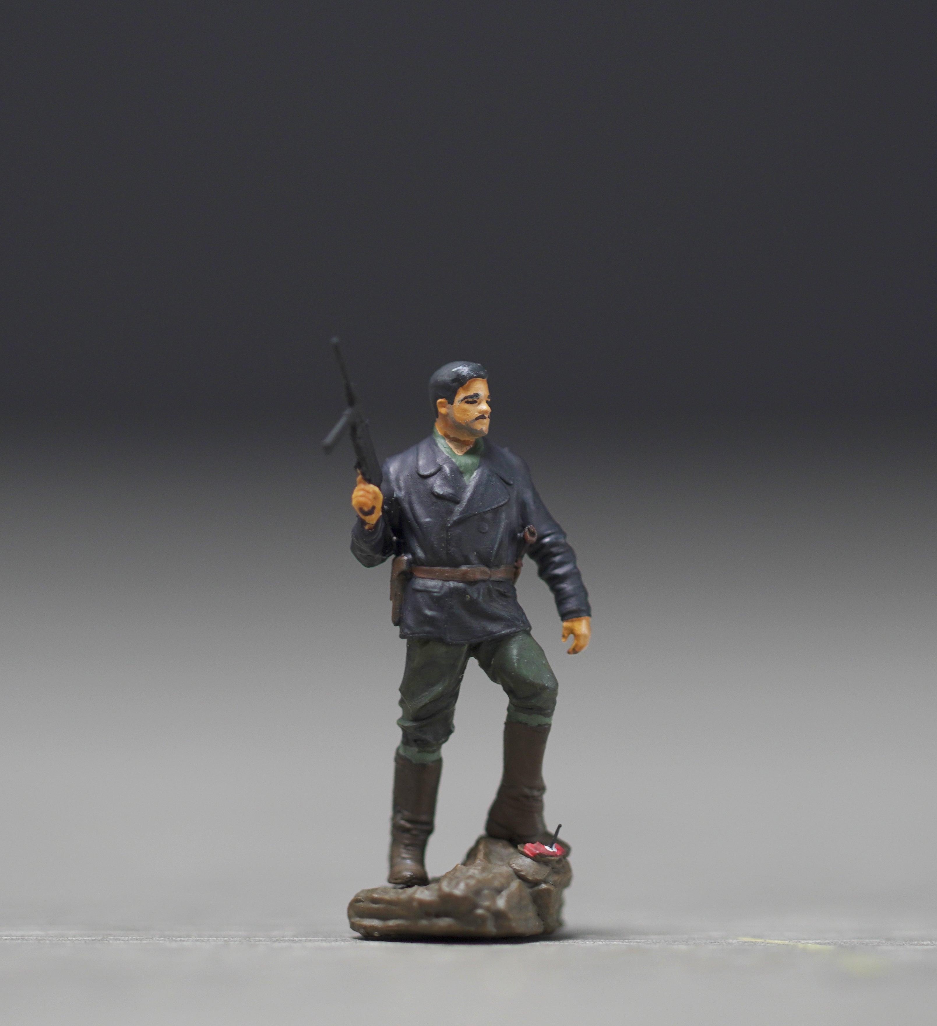 Man with gun figure handpaint high detail 1:18 to HO scale