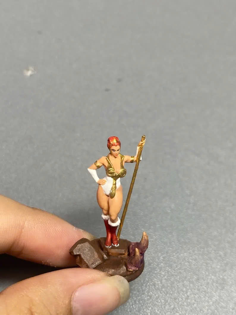 Stading girl figurine handpaint high detail 1:18 to HO scale