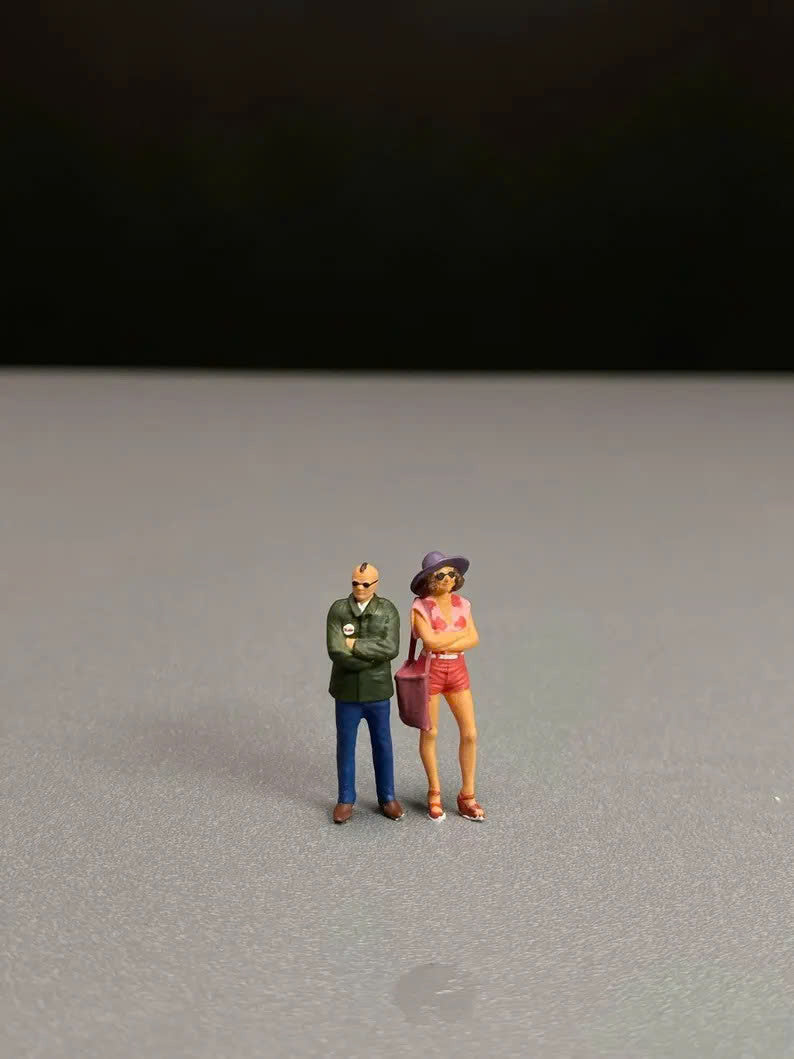 Girl and man taxi driver figurine handpaint high detail 1:18 to HO scale