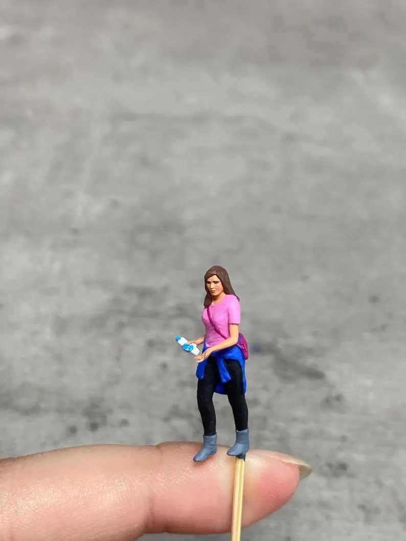 Girl people walking figurine handpaint high detail 1:18 to HO scale