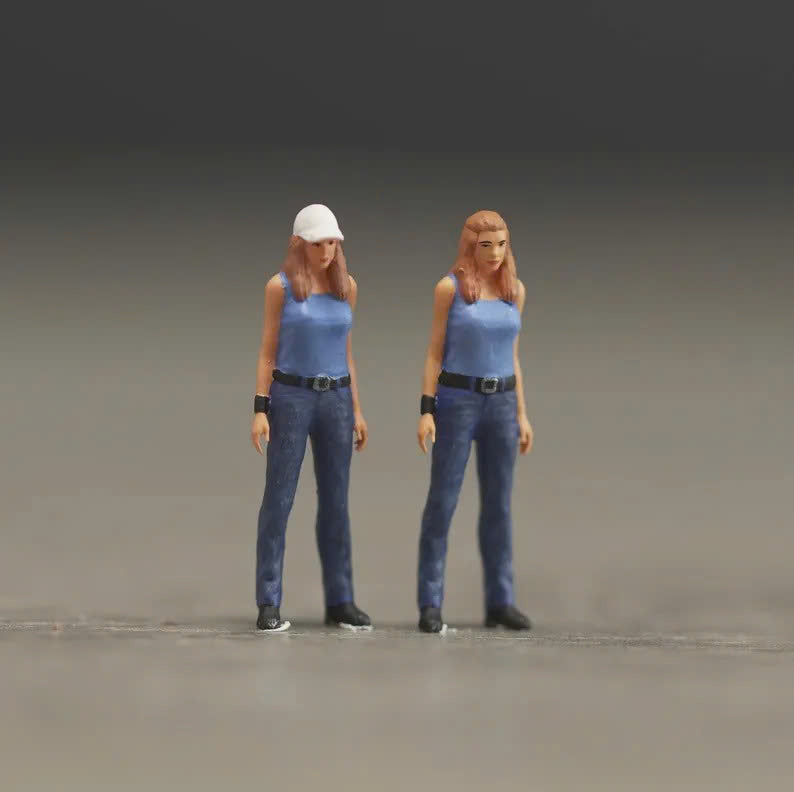 Girl figurine handpaint high detail 1:18 to HO scale