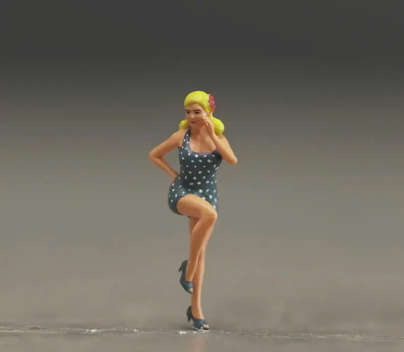 Beautiful girl figurine handpaint high detail 1:18 to HO scale
