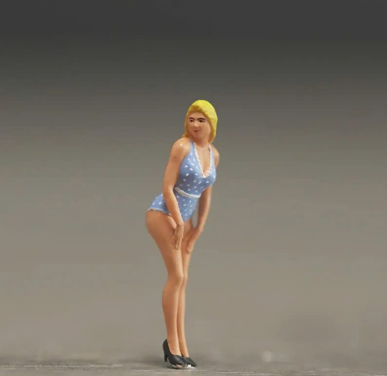 Pin up girl figurine handpaint high detail 1:18 to HO scale