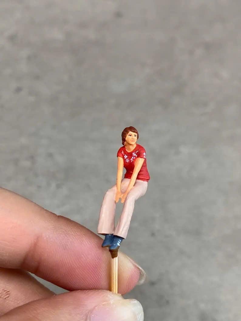 Woman figurine handpaint high detail 1:18 to HO scale