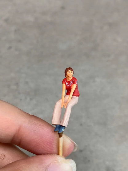 Woman figurine handpaint high detail 1:18 to HO scale