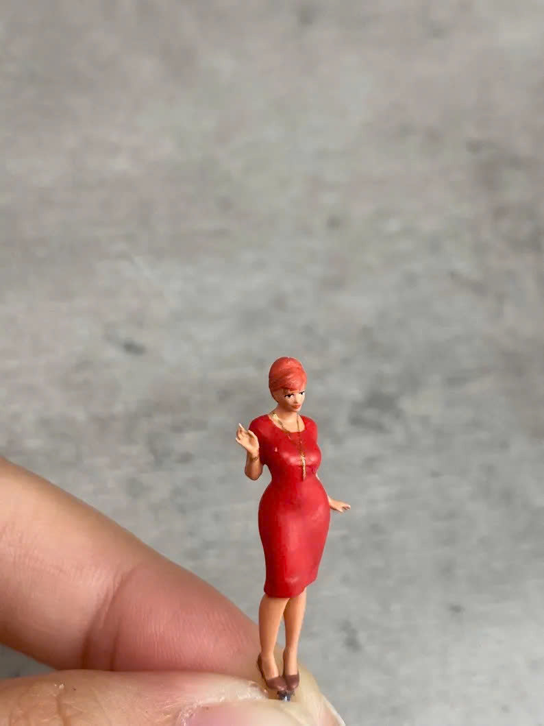 Red girl figurine handpaint high detail 1:18 to HO scale