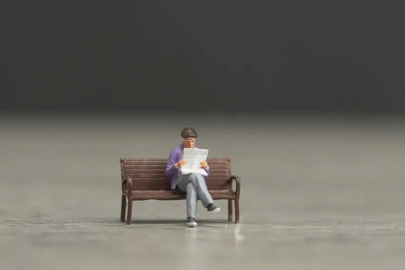 Old man reading newspaper figurine handpaint high detail 1:18 to HO scale
