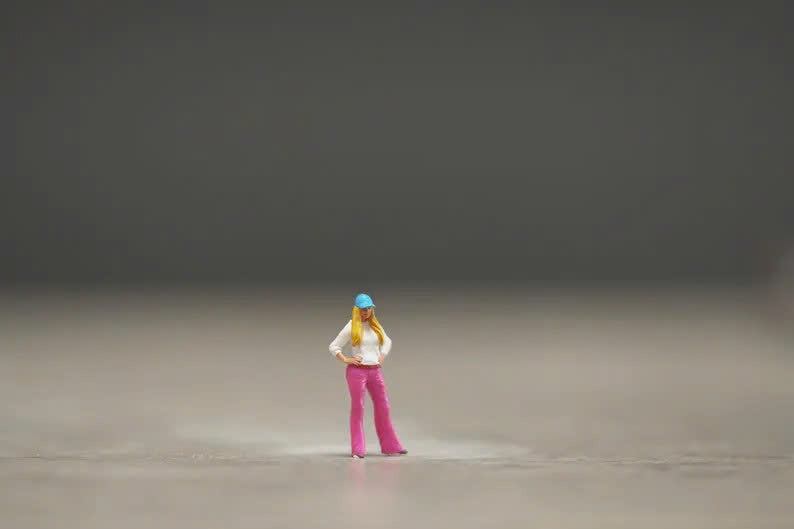 Girl figurine handpaint high detail 1:18 to HO scale