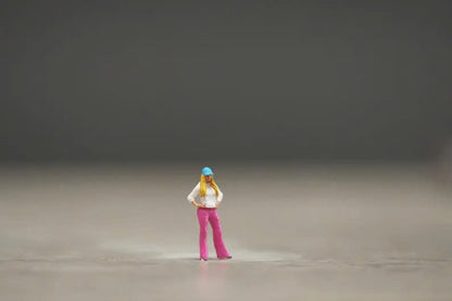 Girl figurine handpaint high detail 1:18 to HO scale