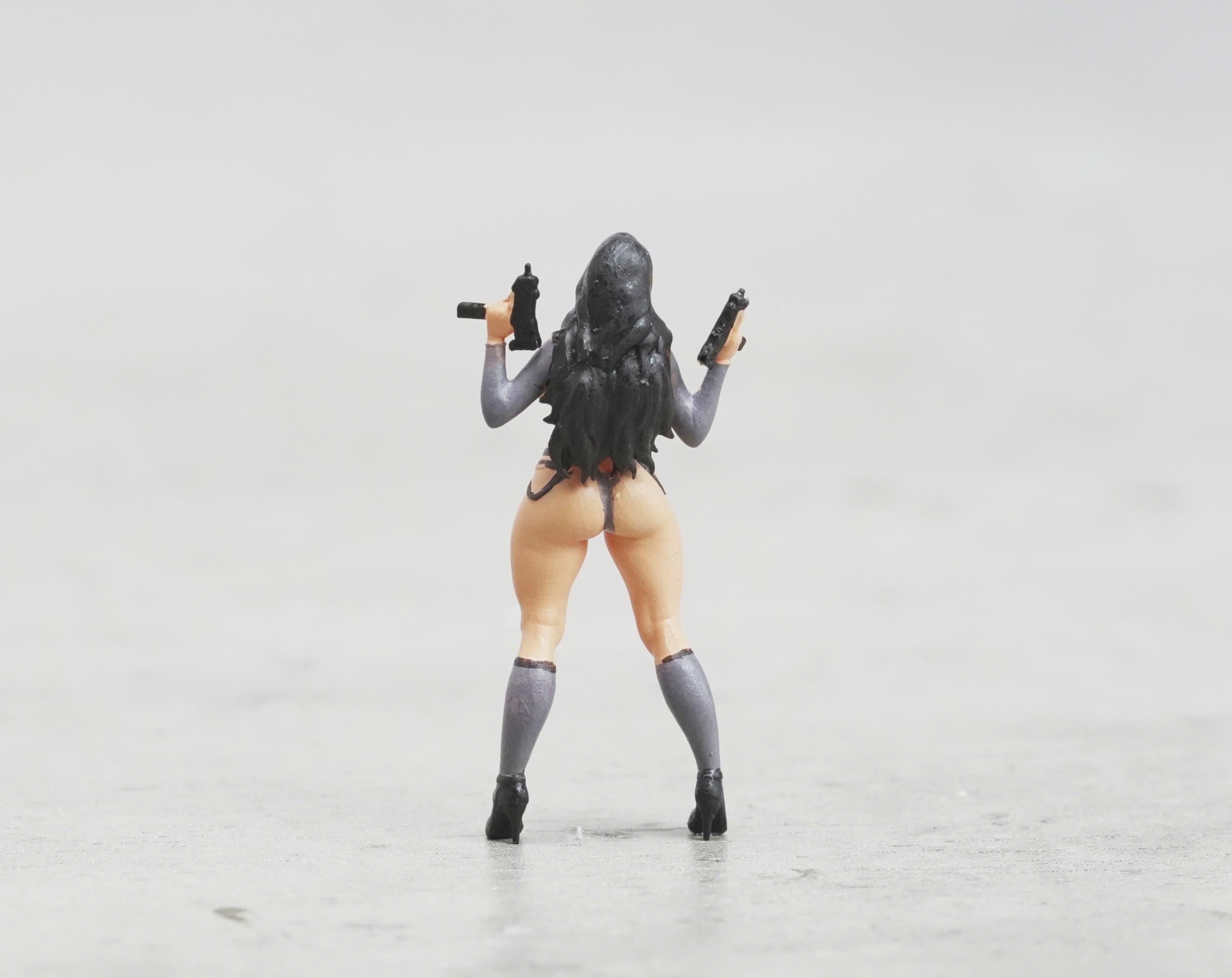 Sexy girl holding gun figure HO 1/64 1/43 1/24 1/18 Scale handpaint high detail